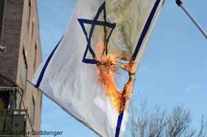 800px-Israeli_flag_burned_by_Neturei_Karta