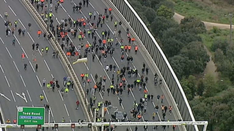 WESTGATE BRIDGE BLOCKED: 15,000 Tradies Take Over Melbourne