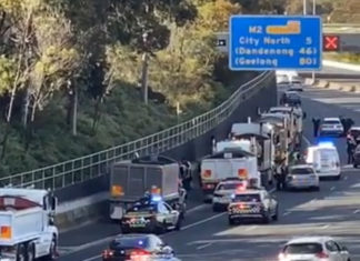MELBOURNE: Police Intercept Truckie Blockade