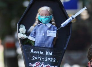 Lying Press smears ”vile” anti-vax banner even though WHO warns against vaccinating children