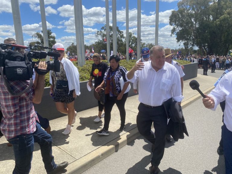 Craig Kelly Invites Covid Radicals Into Parliament House