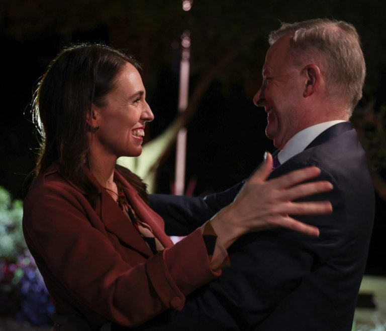 AnAl and Jacinda Ardern pose for gross photo