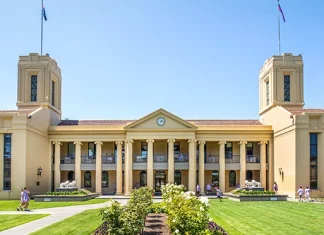 Melbourne Schoolgirl thinks she is a cat: School just goes with it
