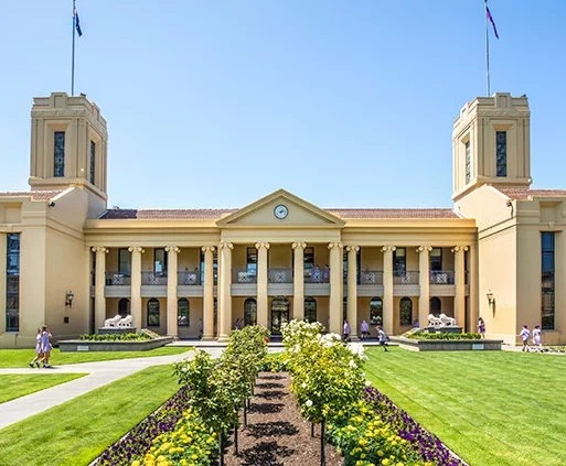 Melbourne Schoolgirl thinks she is a cat: School just goes with it